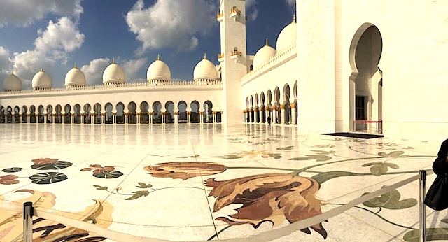 visiting the sheikh zayed grand mosque © hollydayz